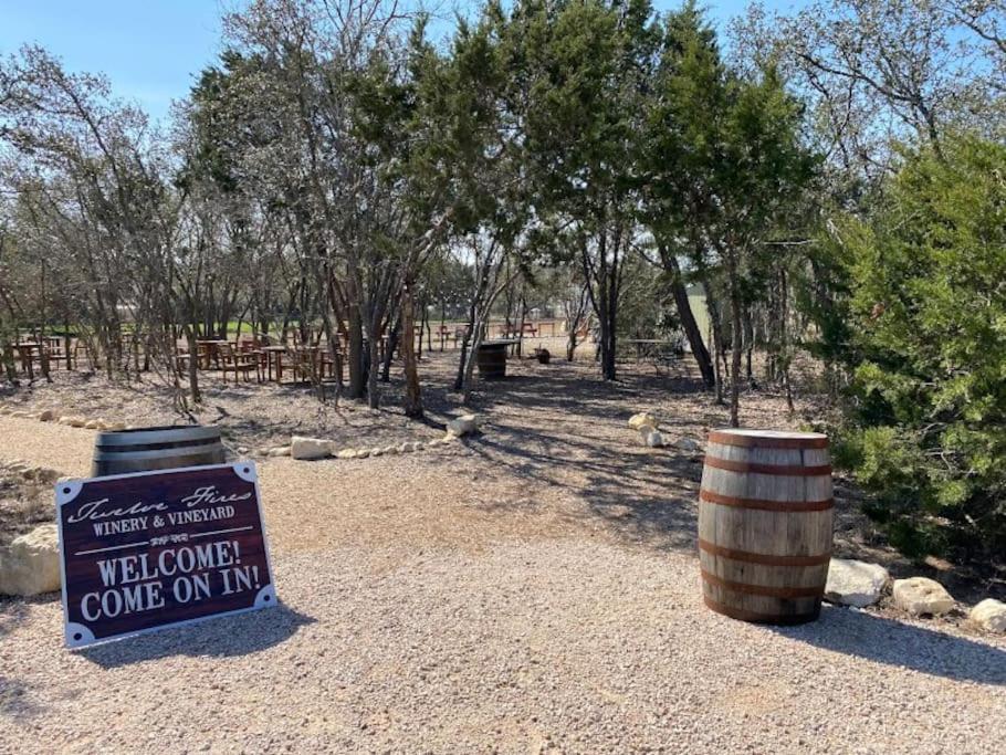 ホテル 12 Fires Luxury Glamping With Heating #5 ジョンソンシティ エクステリア 写真