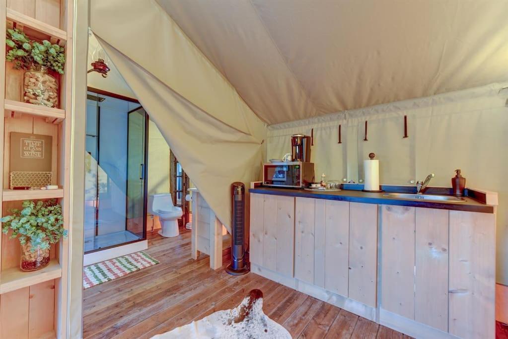 ホテル 12 Fires Luxury Glamping With Heating #5 ジョンソンシティ エクステリア 写真